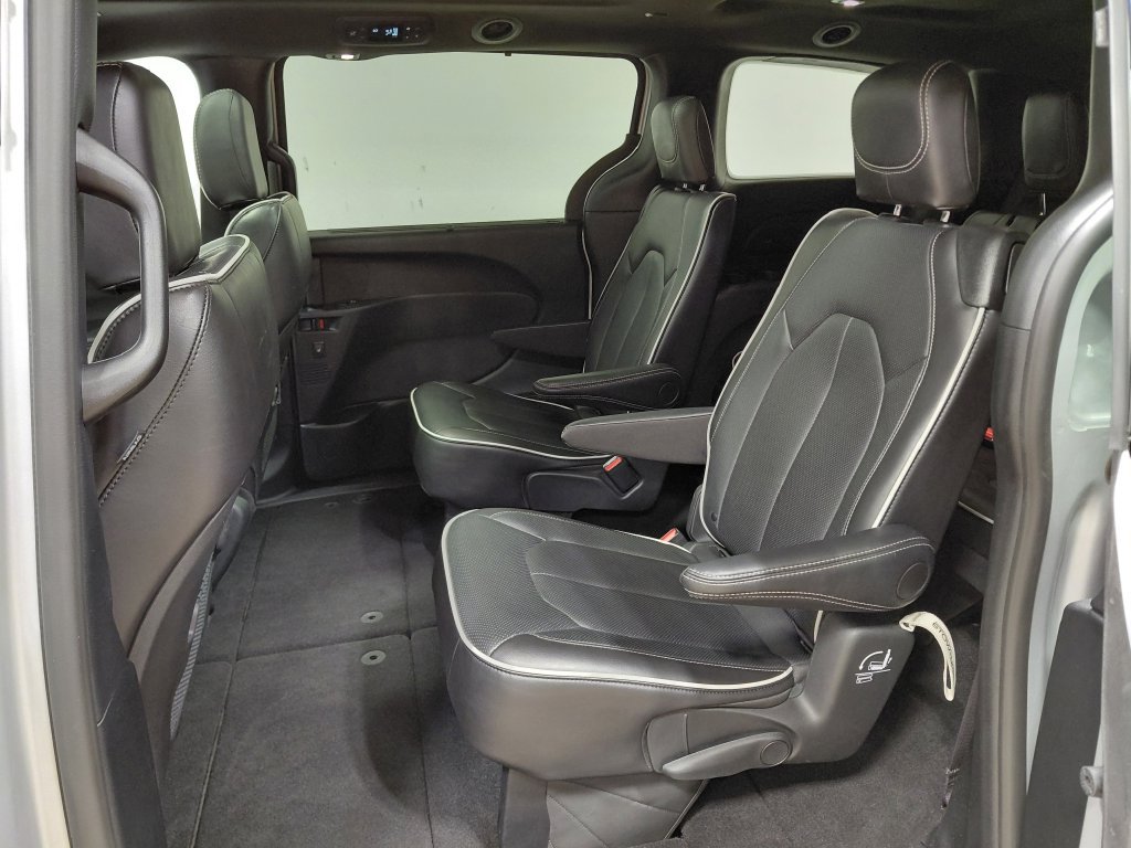Certified 2026 Chrysler Pacifica Limited w/ S Appearance Package FWD image 47