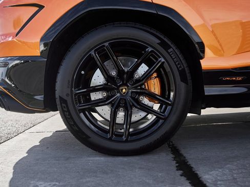 Used 2025 Lamborghini Urus SE image 18