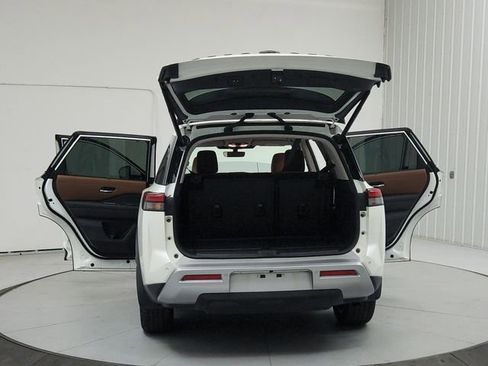 Used 2024 Nissan Pathfinder Platinum FWD image 14