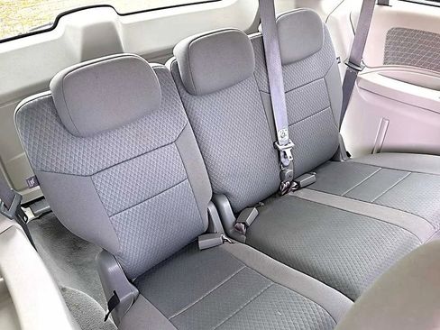 Used 2009 Chrysler Town & Country Touring FWD image 7