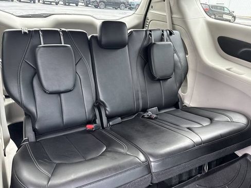 Used 2023 Chrysler Pacifica Touring-L FWD image 22