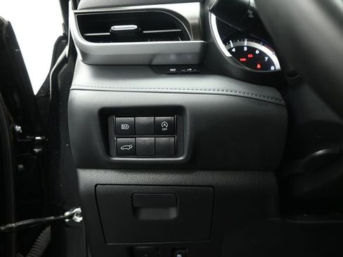 Used 2023 Toyota Highlander XLE image 11