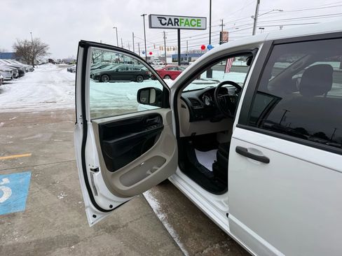 Used 2019 Dodge Grand Caravan SE w/ UConnect Hands-Free Group image 18