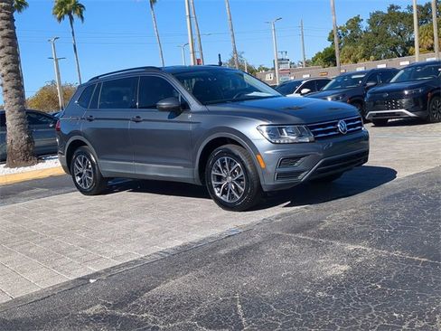 Certified 2020 Volkswagen Tiguan SE image 2