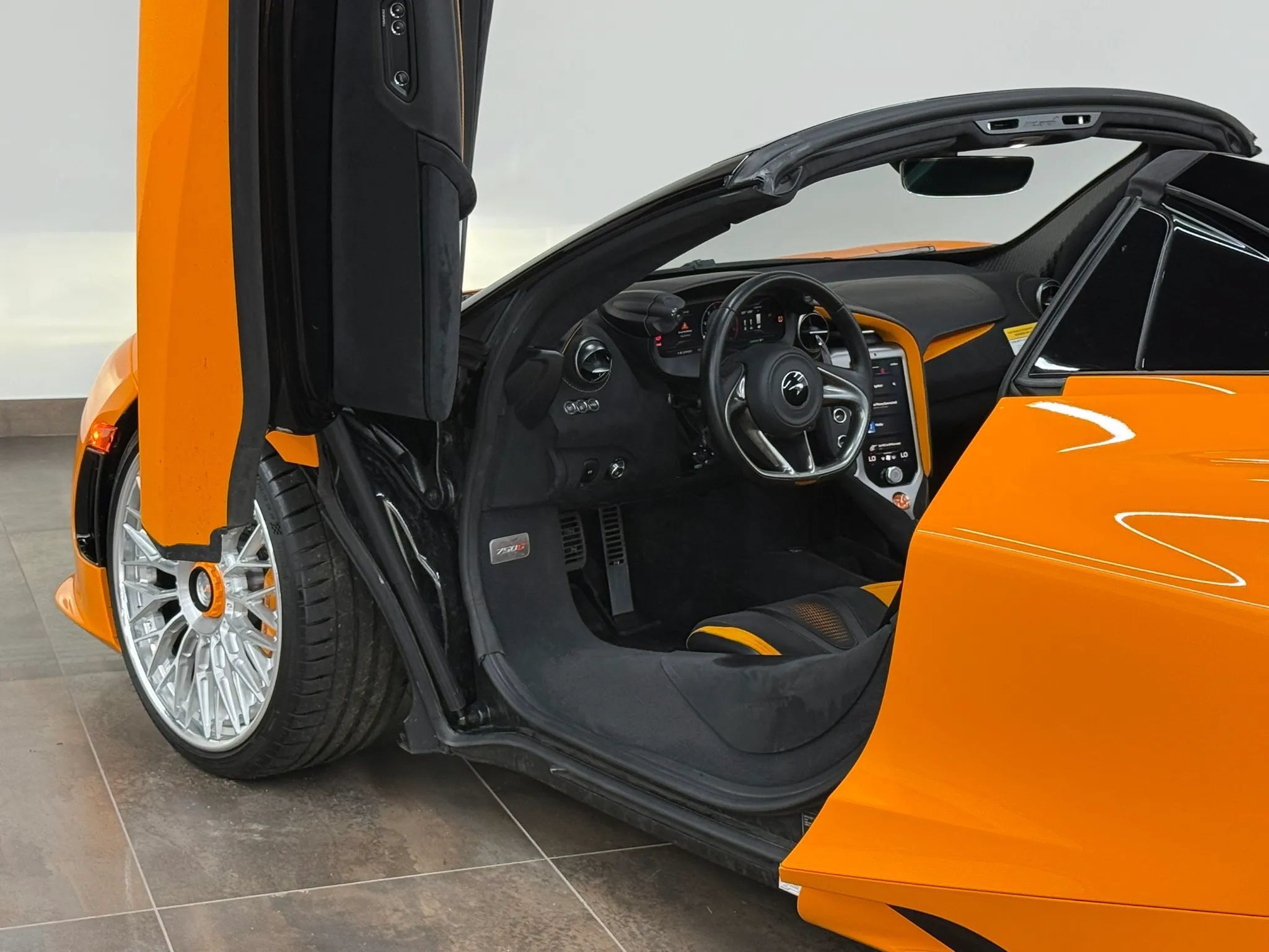 Used 2025 McLaren 750S Spider RWD image 28