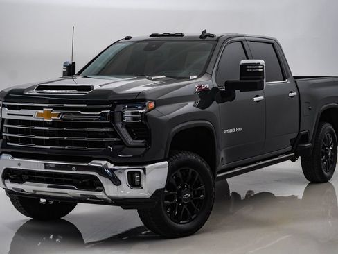 Used 2025 Chevrolet Silverado 2500 LTZ w/ LTZ Plus Package AWD/4WD image 3