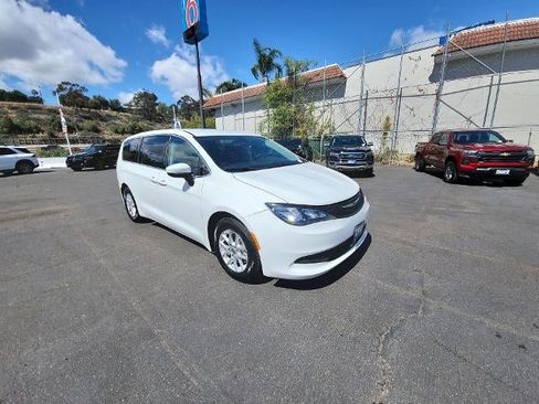 Used 2022 Chrysler Voyager LX FWD image 2