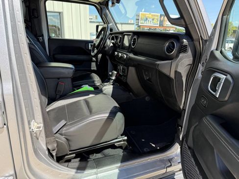 Used 2020 Jeep Gladiator Overland w/ Uconnect 4C Nav & Sound Group image 11