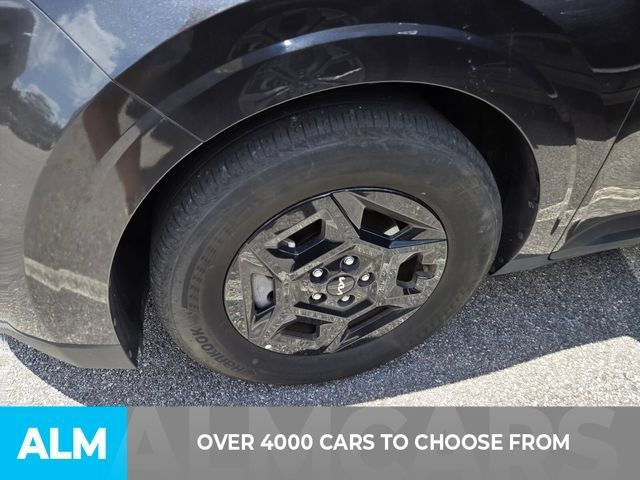 Used 2025 Kia Carnival FWD image 2