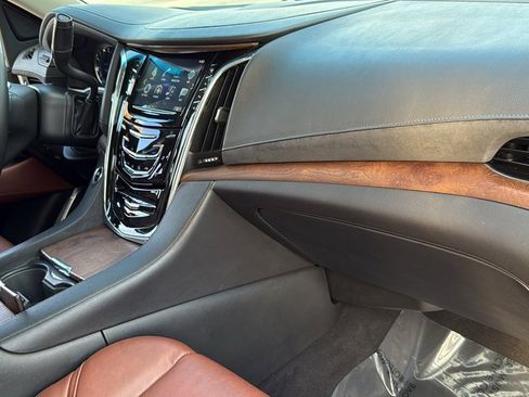 Used 2018 Cadillac Escalade Premium Luxury image 40