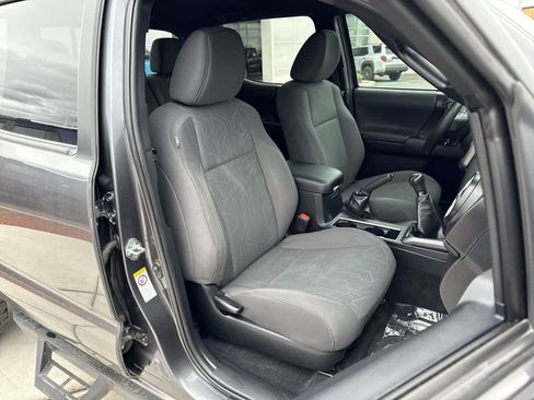 Used 2018 Toyota Tacoma TRD Off-Road AWD/4WD image 14