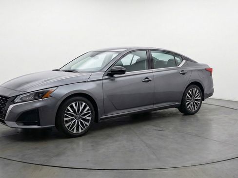 Used 2025 Nissan Altima 2.5 SV FWD image 3