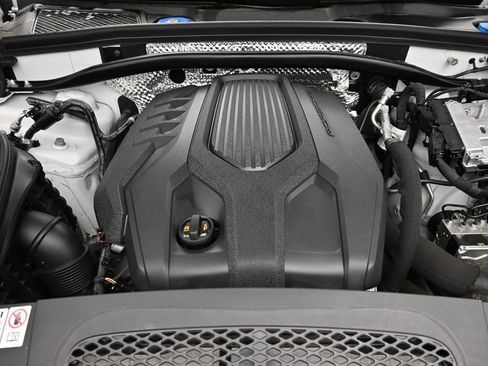 Certified 2025 Porsche Macan AWD/4WD image 19
