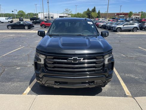 Used 2025 Chevrolet Silverado 1500 High Country w/ Midnight Edition AWD/4WD image 2