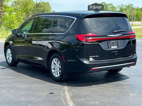 Used 2025 Chrysler Pacifica Select FWD image 10