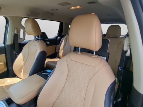 Used 2022 Kia Carnival LX FWD image 13