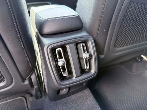 Used 2019 Volvo XC40 T4 R-Design FWD image 15