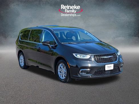 Used 2023 Chrysler Pacifica Touring-L FWD image 3