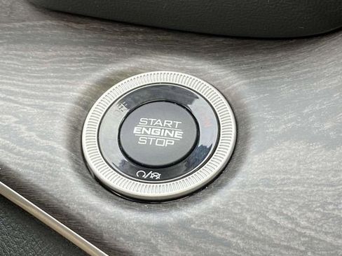 Used 2021 Jeep Grand Cherokee L Limited w/ Luxury Tech Group II image 32