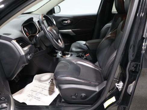 Used 2018 Jeep Cherokee Trailhawk w/ Comfort/Convenience Group image 11