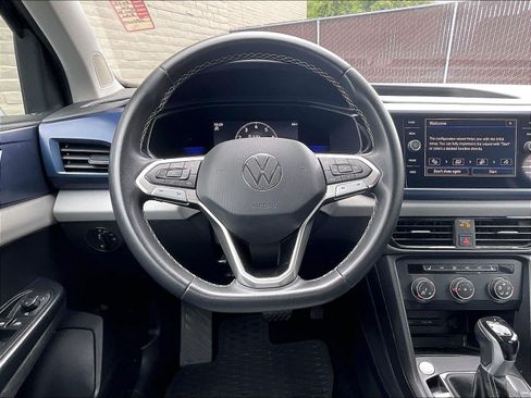 Certified 2022 Volkswagen Taos SE FWD image 4