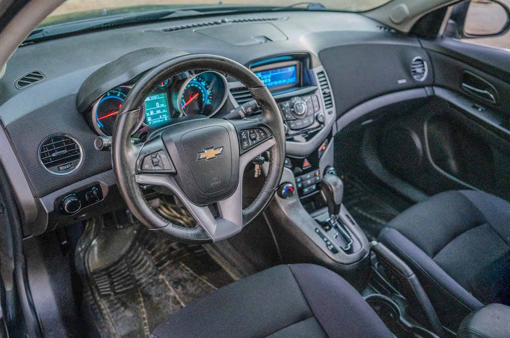 Used 2013 Chevrolet Cruze LT FWD image 2