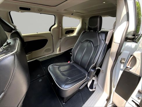Used 2023 Chrysler Pacifica Limited FWD image 23