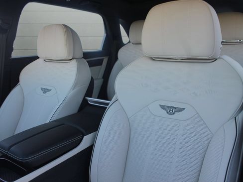 Certified 2024 Bentley Bentayga Extended Wheelbase AWD/4WD image 21