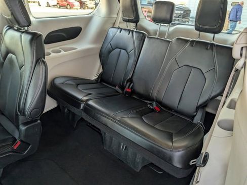 Used 2024 Chrysler Pacifica Touring-L image 18