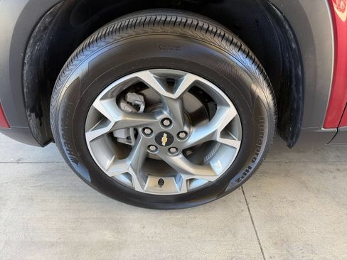 Used 2025 Chevrolet Trax LT FWD image 29