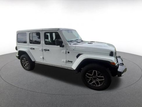 Used 2025 Jeep Wrangler Unlimited Sahara AWD/4WD image 2