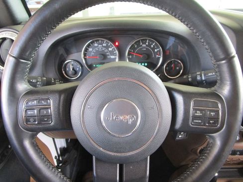 Used 2017 Jeep Wrangler Unlimited Sahara w/ Connectivity Group image 29