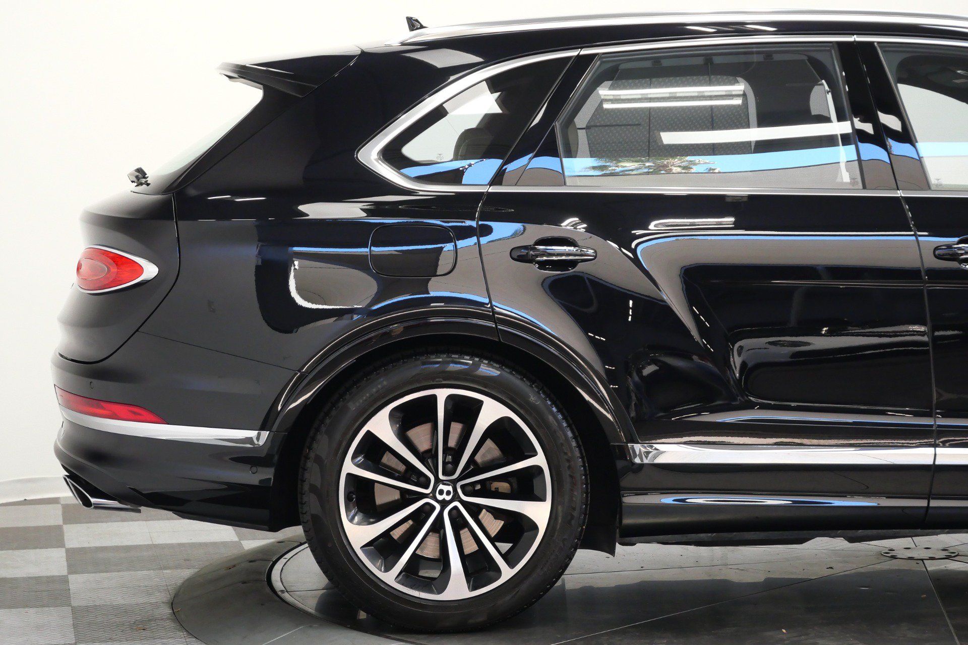Used 2023 Bentley Bentayga AWD/4WD image 46
