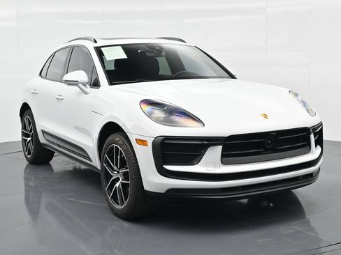 Certified 2025 Porsche Macan AWD/4WD image 9