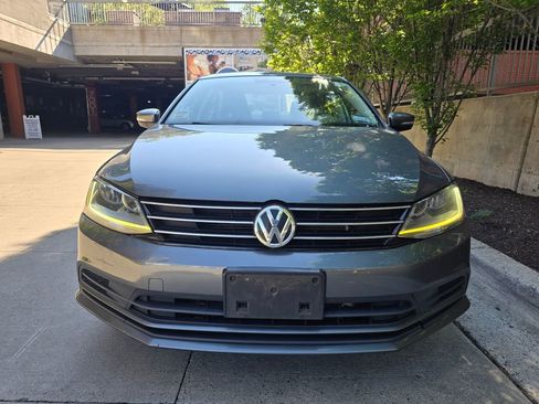 Used 2017 Volkswagen Jetta SE FWD image 2