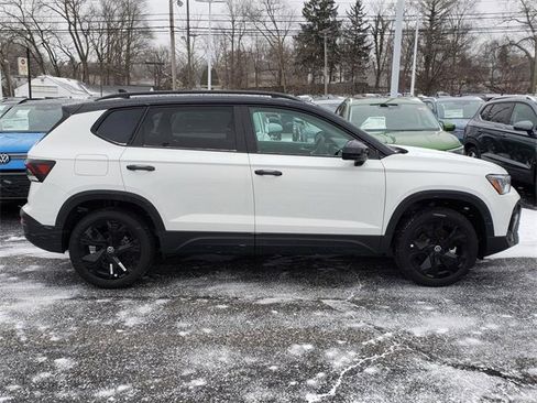 New 2026 Volkswagen Taos SE image 2