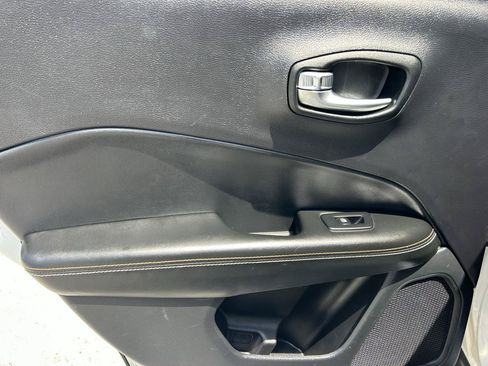Used 2018 Jeep Compass Latitude w/ Popular Equipment Group FWD image 14