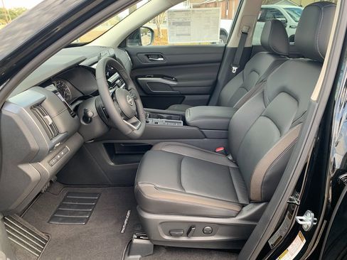 New 2025 Nissan Pathfinder SL image 17