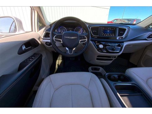 Used 2020 Chrysler Pacifica Touring-L image 5