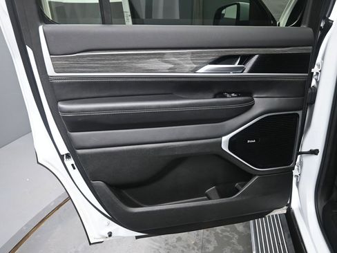 Used 2022 Jeep Wagoneer Series III w/ Premium Group I image 15