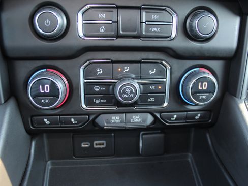 Used 2023 Chevrolet Suburban LT image 31