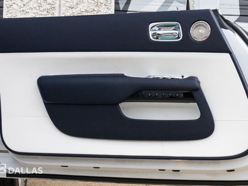 Used 2019 Rolls-Royce Dawn RWD image 19