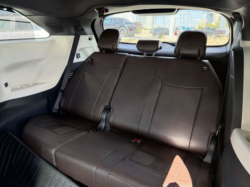 Used 2024 Toyota Sienna Platinum AWD/4WD image 19