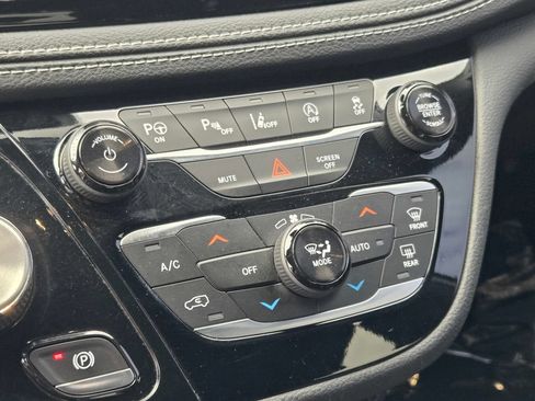 Used 2019 Chrysler Pacifica Limited w/ Advanced Safetytec Group FWD image 42