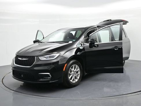 Used 2024 Chrysler Pacifica Touring-L FWD image 27