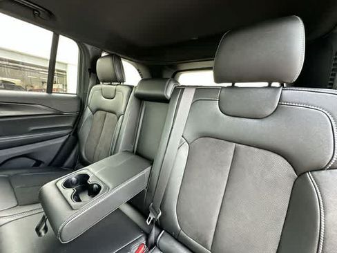 Used 2023 Jeep Grand Cherokee Altitude AWD/4WD image 18