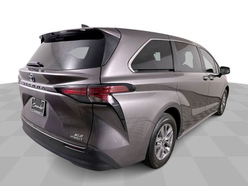 Used 2022 Toyota Sienna XLE image 44