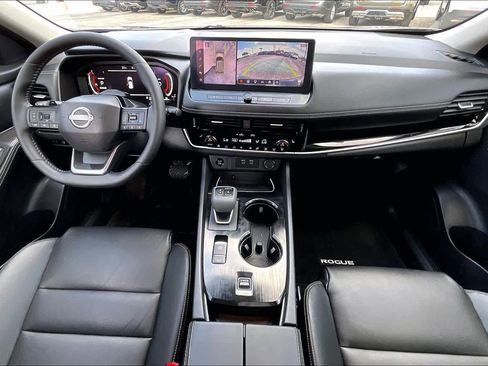 Used 2025 Nissan Rogue SL w/ Tech Package image 16