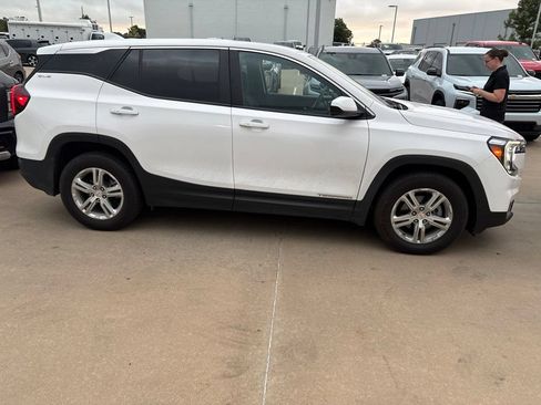 Used 2022 GMC Terrain SLE FWD image 3