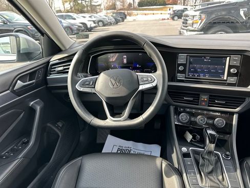 Used 2024 Volkswagen Jetta SE image 17